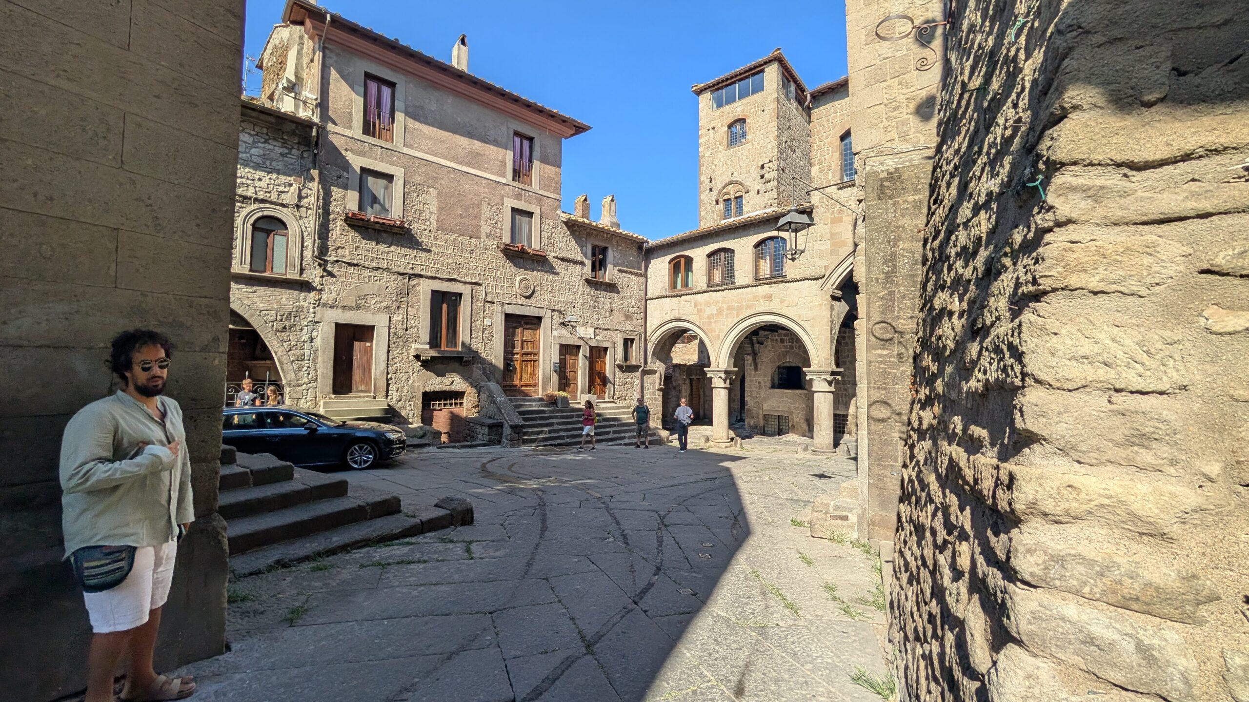 Scorcio del quartiere medievale di San Pellegrino a Viterbo, con archi e scale esterne in pietra
