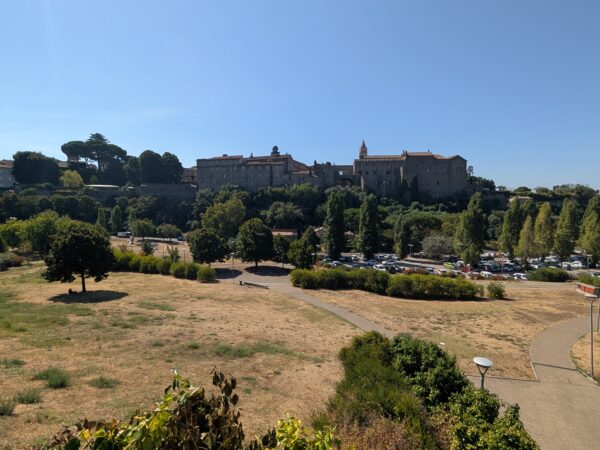 Valle Faul, tra erba secca, siepi incolte e un impianto di irrigazione mai attivato