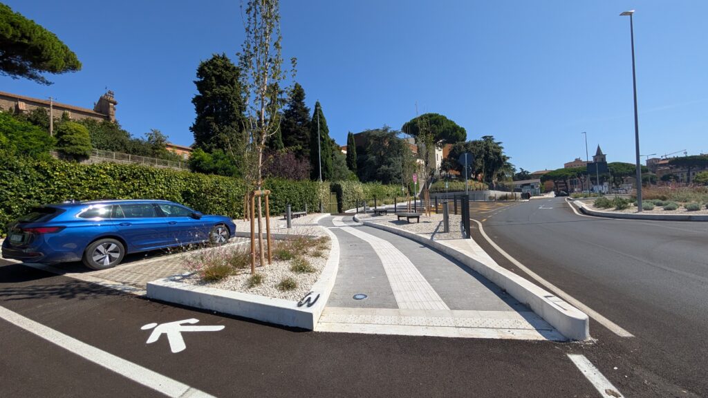 Il nuovo percorso pedonale con panchine e alberi vicino all'ufficio turistico di Viterbo