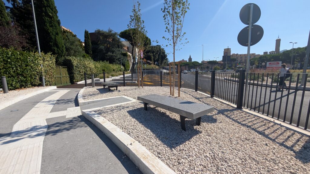 Panchine e aiuole nella nuova area riqualificata vicino all'ufficio turistico di Viterbo, sullo sfondo il centro storico