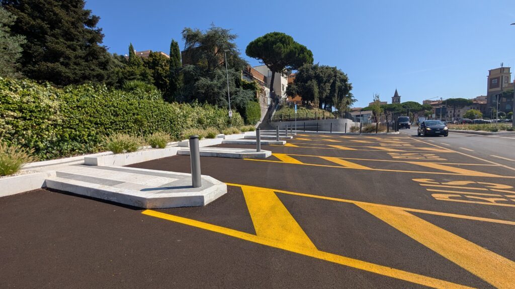 L'ufficio turistico di Viterbo visto dalla nuova area riqualificata, con la nuova corsia bus