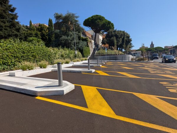 L’area accanto all’ufficio turistico è stata riqualificata: percorsi, panchine e un nuovo ascensore