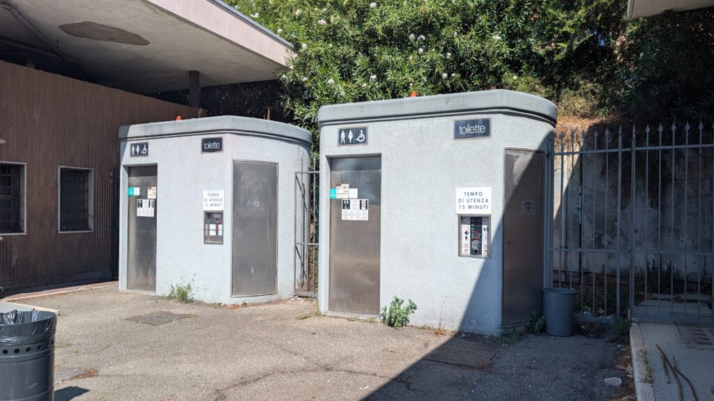 Bagni pubblici a gettone in piazza Martiri d'Ungheria a Viterbo, dettaglio del pannello di pagamento