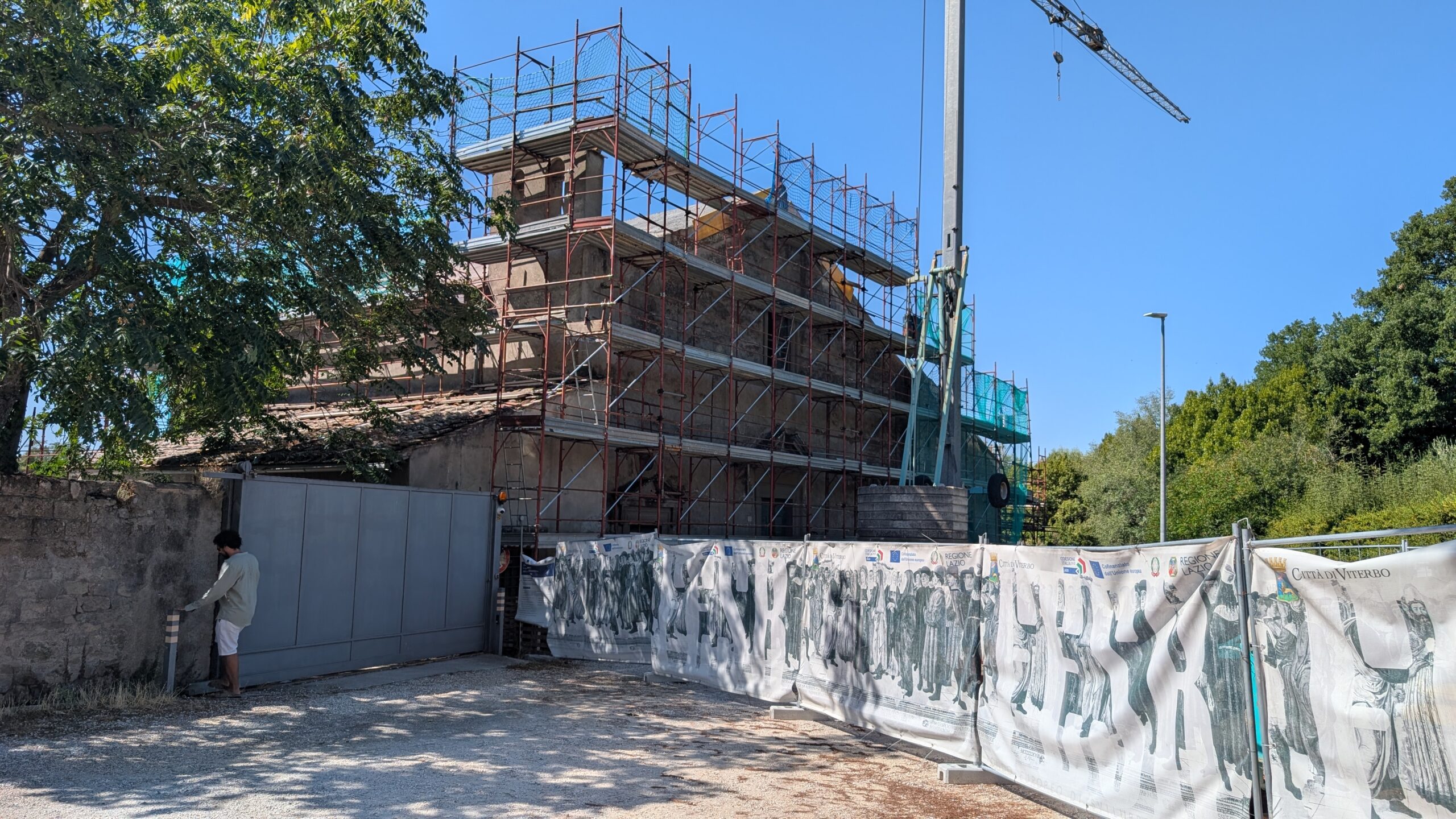 Ponteggi e gru per il restauro dell'Antico Ospedale Vecchio di Viterbo, cantiere finanziato dalla Regione Lazio