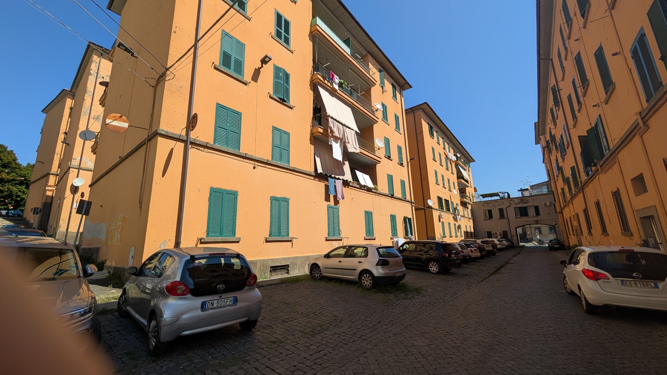 Cortile di un quartiere residenziale di Viterbo con palazzine popolari