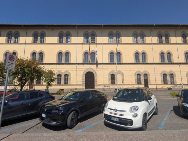 Viterbo, tra la bandiera di Vannacci e lo striscione “Remigrazione”: l’immigrazione non si governa con una parola
