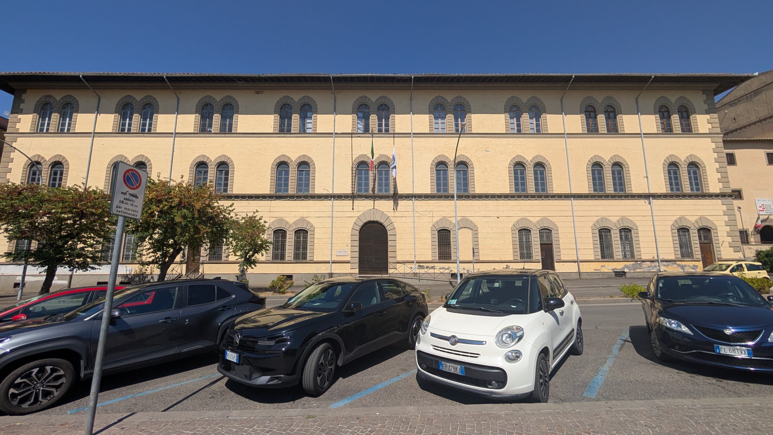 Facciata di un edificio istituzionale storico di Viterbo