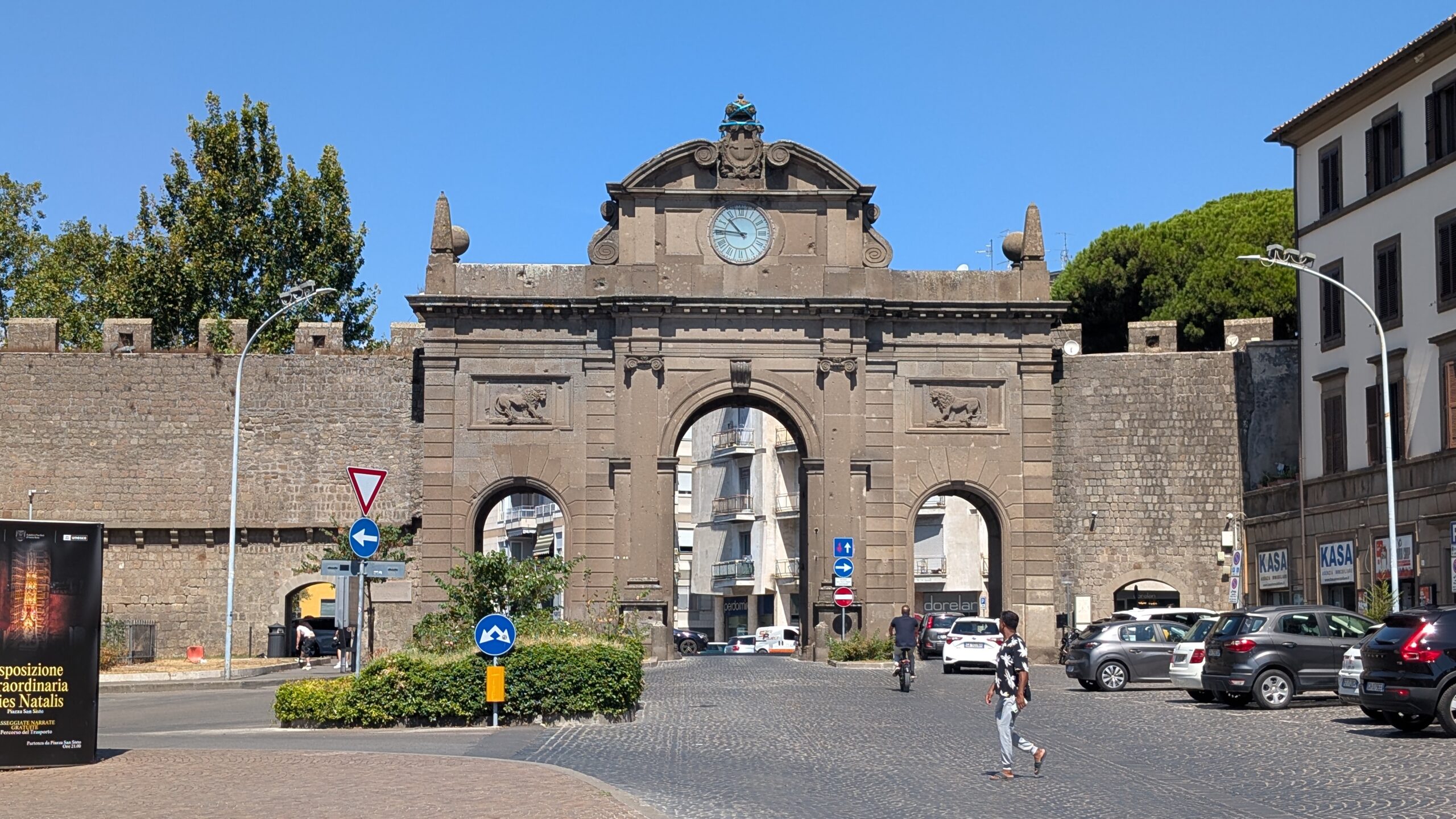 Facciata di un edificio istituzionale storico di Viterbo