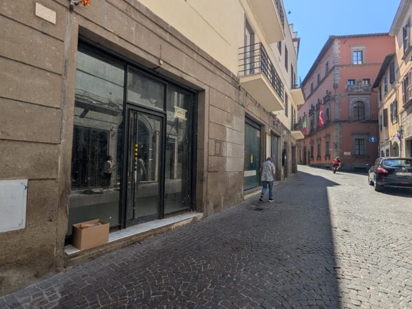 Troppi negozi chiusi, e quelli aperti spesso non parlano il linguaggio del centro storico