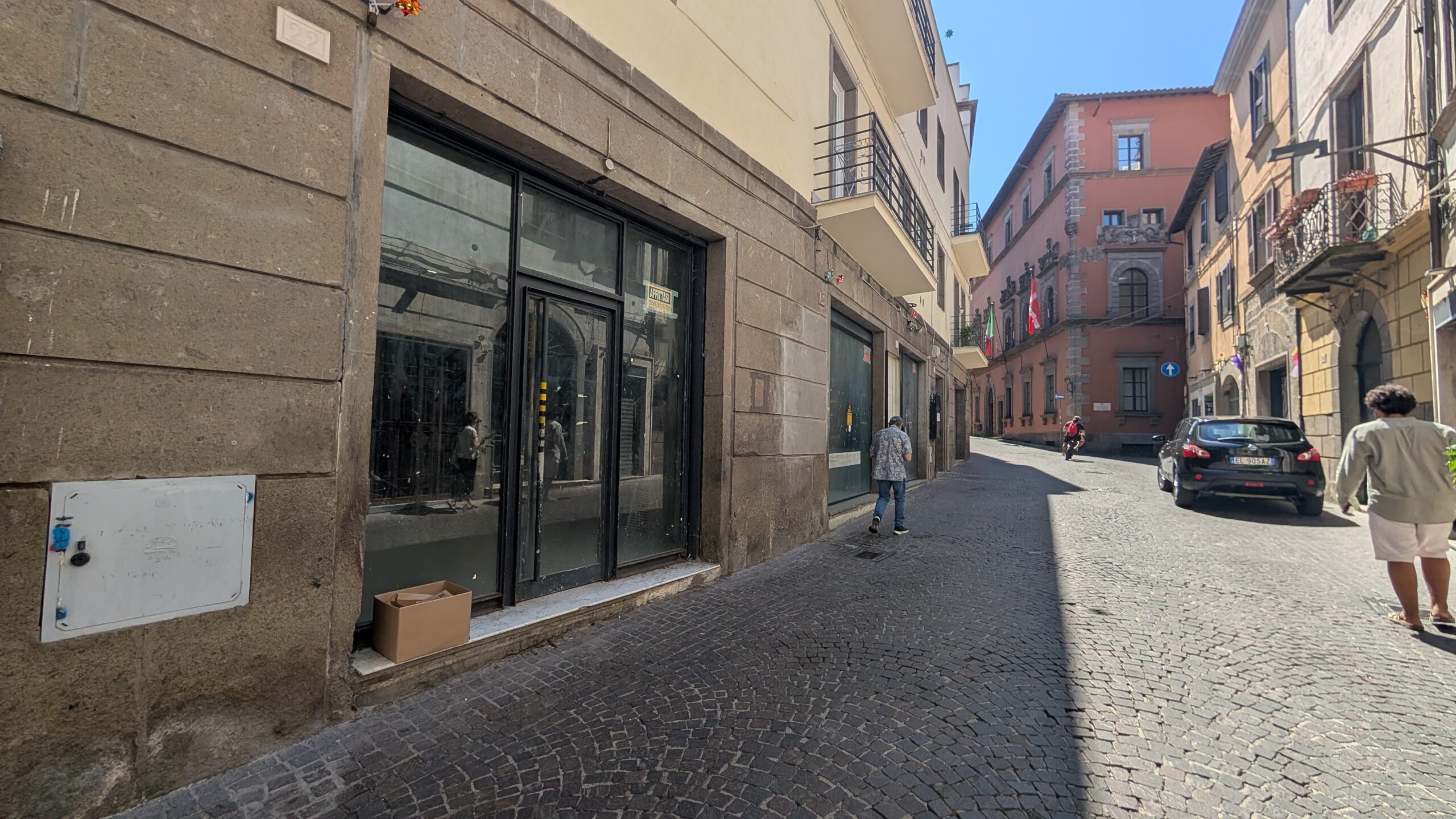 Corso Italia a Viterbo: lo storico Caffe Schenardi con le serrande abbassate e negozi sfitti con cartelli affittasi