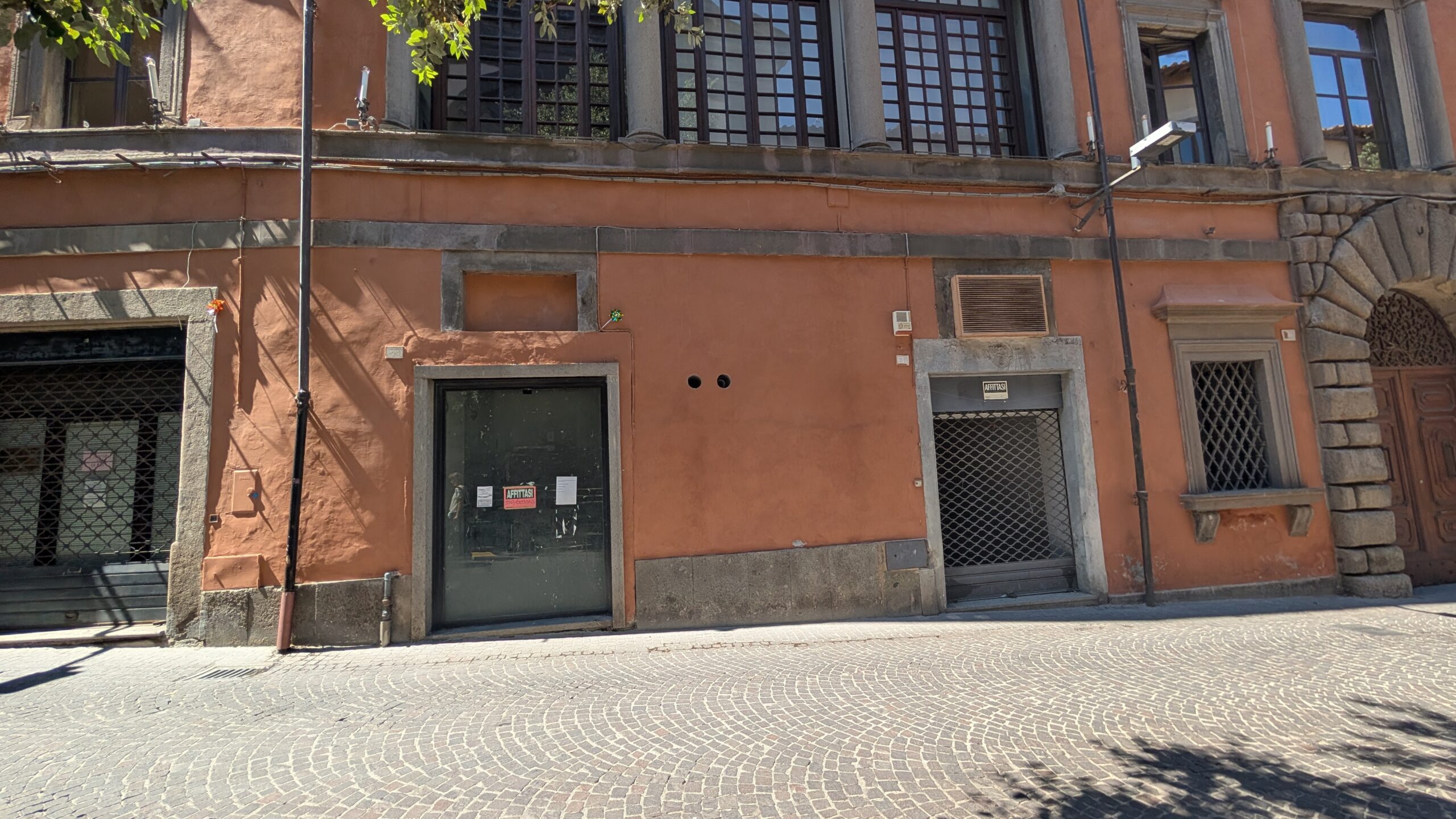 Una vetrina chiusa con il cartello Affittasi lungo Corso Italia, nel centro storico di Viterbo