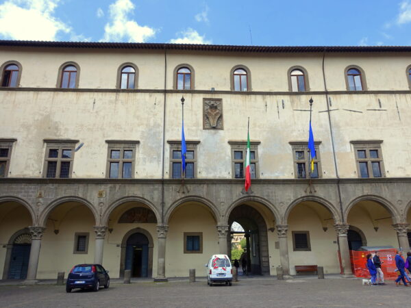 Accoglienza migranti a Viterbo: il Comune assegna l’appalto da 2,9 milioni per il triennio 2026-2028