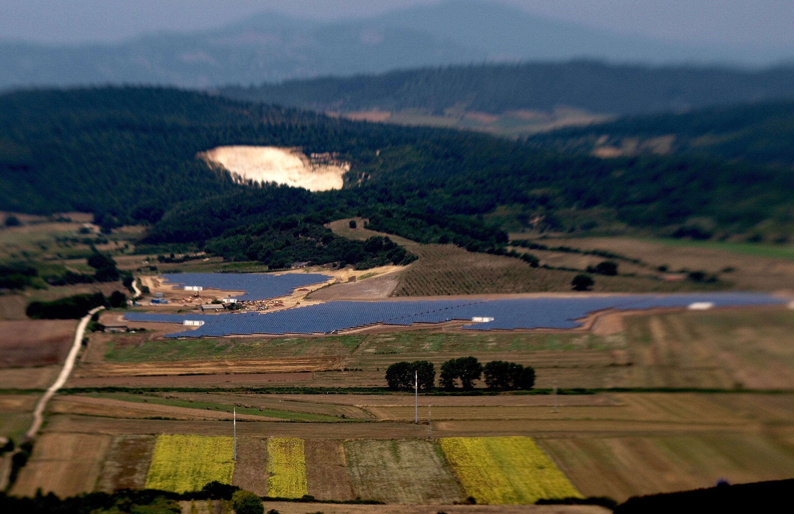 Foto: Mararie, CC BY-SA 2.0, via Wikimedia Commons. Impianto fotovoltaico a terra a Valentano, in provincia di Viterbo: foto