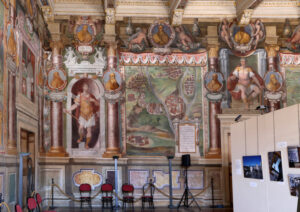 Sala Regia affrescata di Palazzo dei Priori a Viterbo