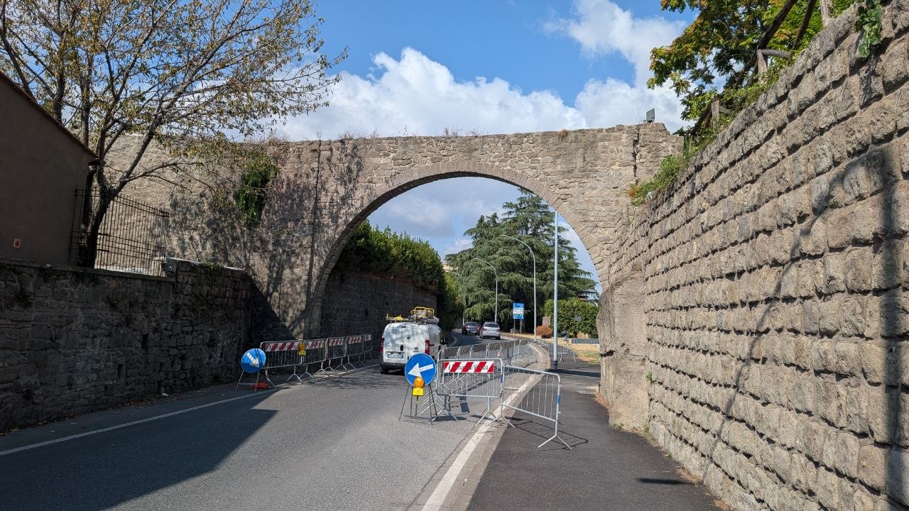 L'arco dell'acquedotto vicino Porta Fiorita, con transenne e segnaletica di cantiere già presenti
