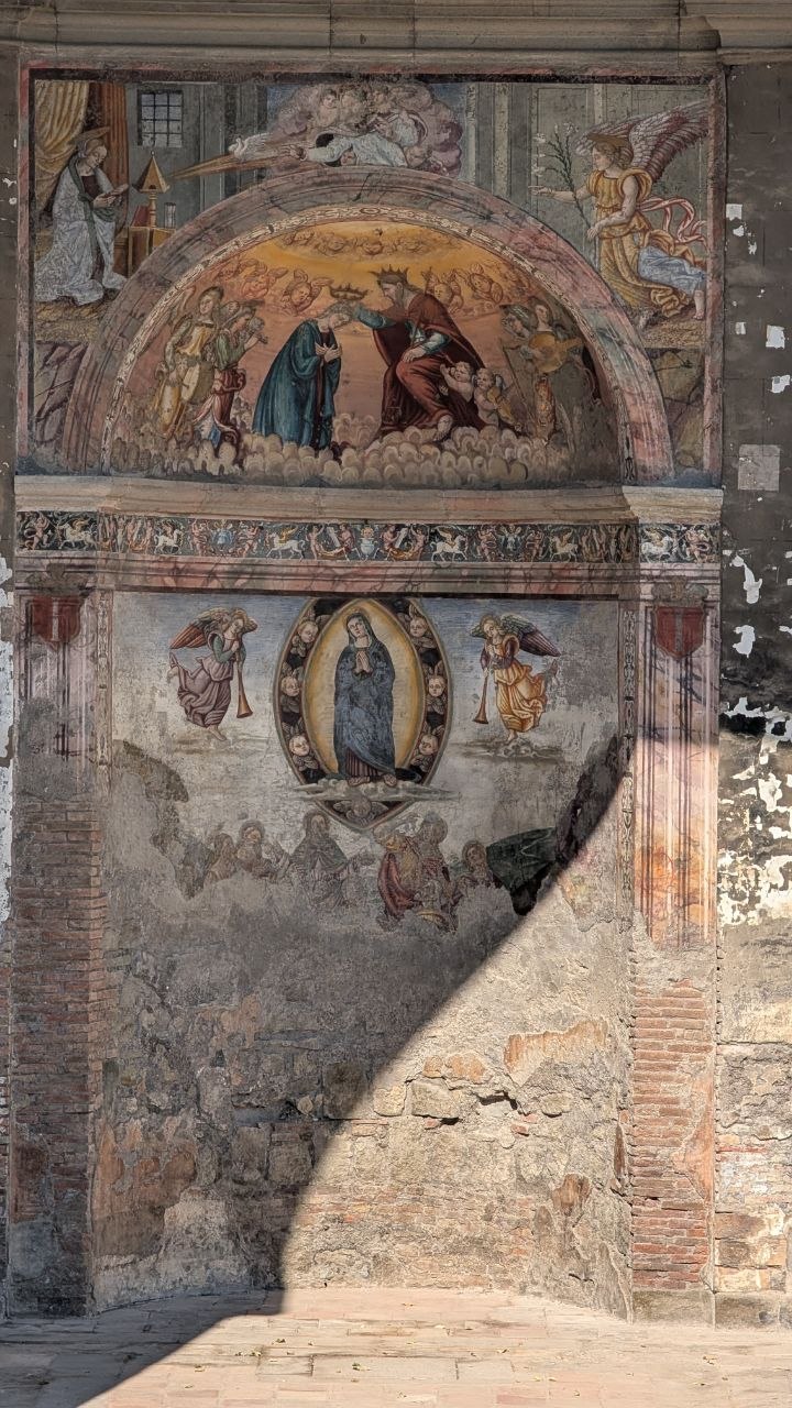 L'affresco della Cappella Mariana: in alto l'Incoronazione della Vergine, in basso l'Assunta nella mandorla tra angeli musicanti