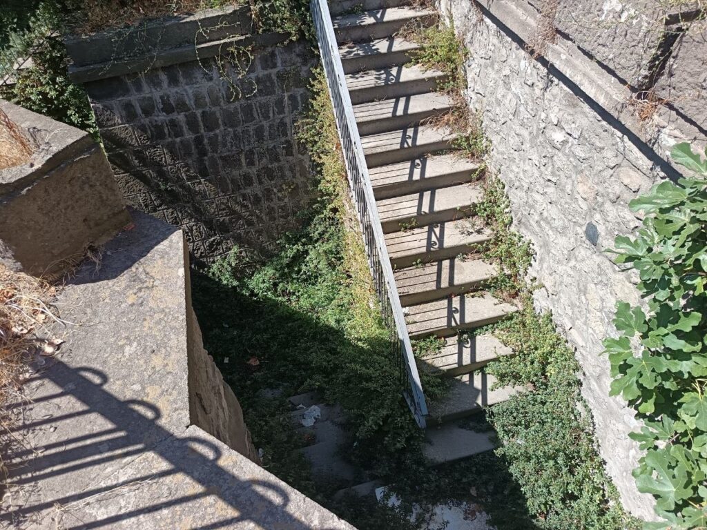 Scala di accesso ai bagni pubblici di piazza della Rocca a Viterbo, degradata e in disuso