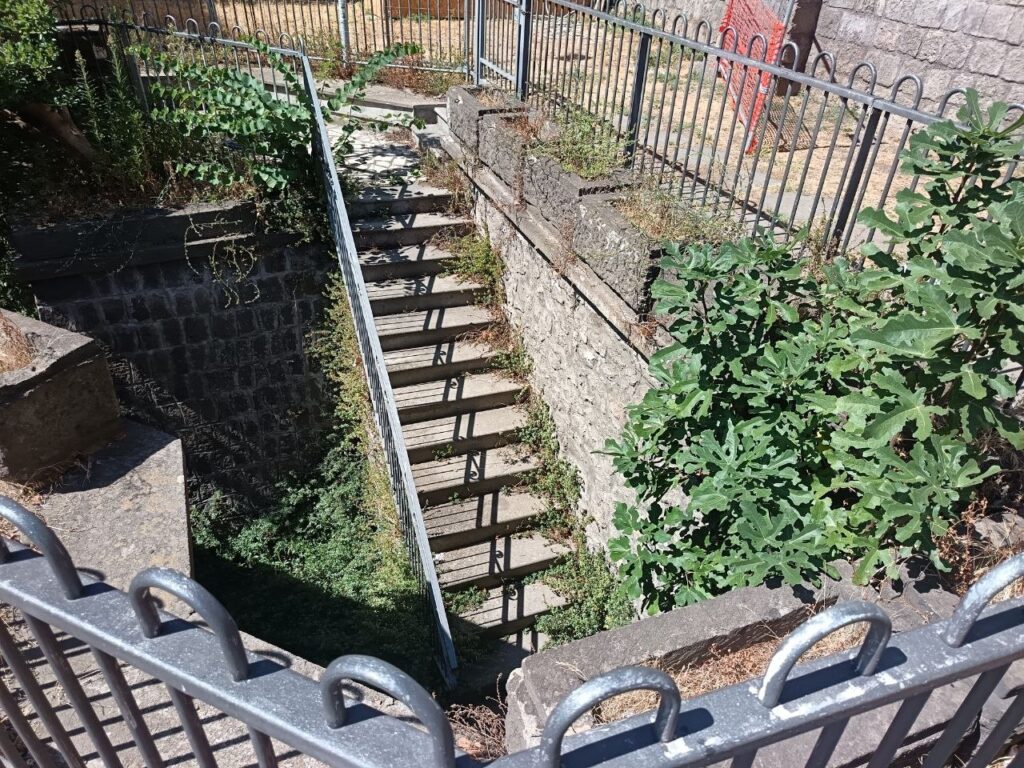 Scala di accesso ai bagni pubblici di piazza della Rocca a Viterbo, vista dall'alto