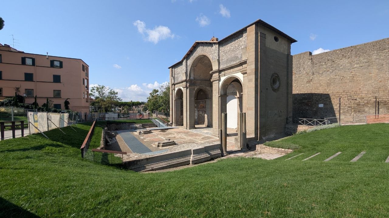 La facciata dell'ex chiesa delle Fortezze dopo il restauro, con la passerella accessibile sul pavimento antico