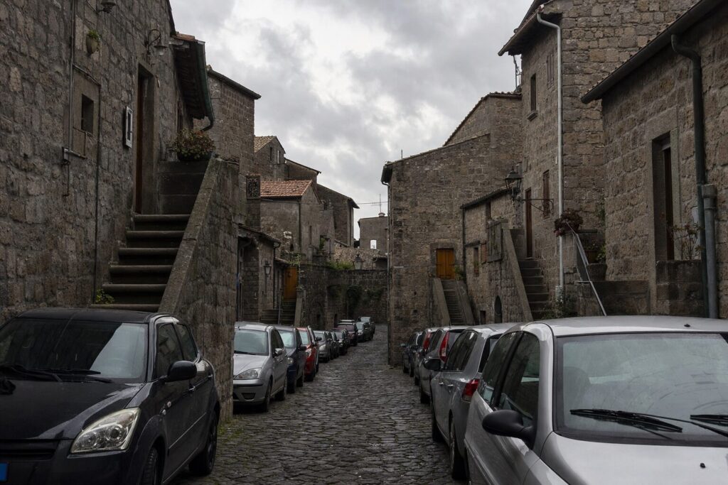 Un vicolo del centro storico di Viterbo occupato dalle auto in sosta
