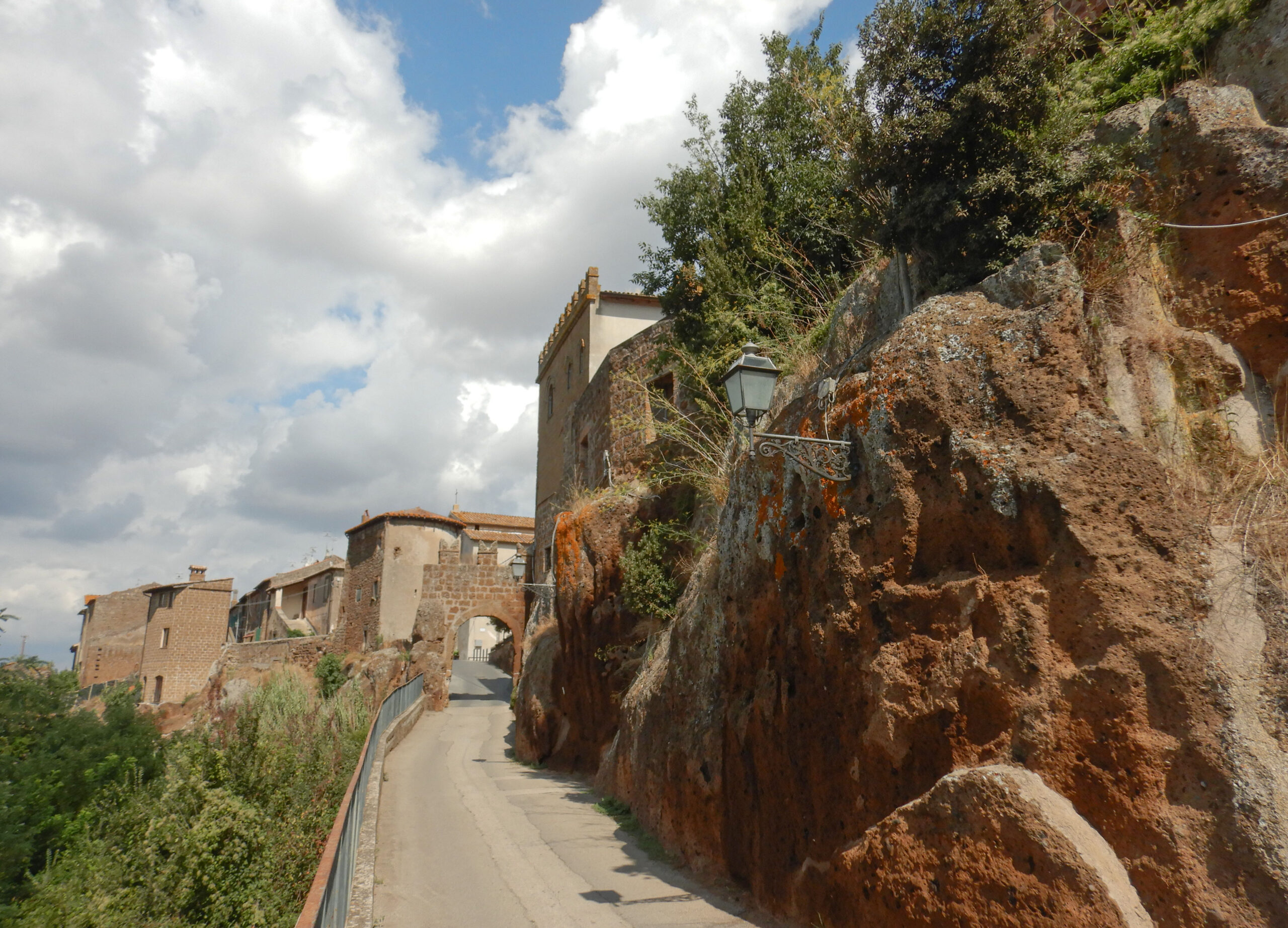 Veduta dell'ingresso di Civitella Cesi, frazione di Blera (immagine generica del borgo, non relativa all'episodio)