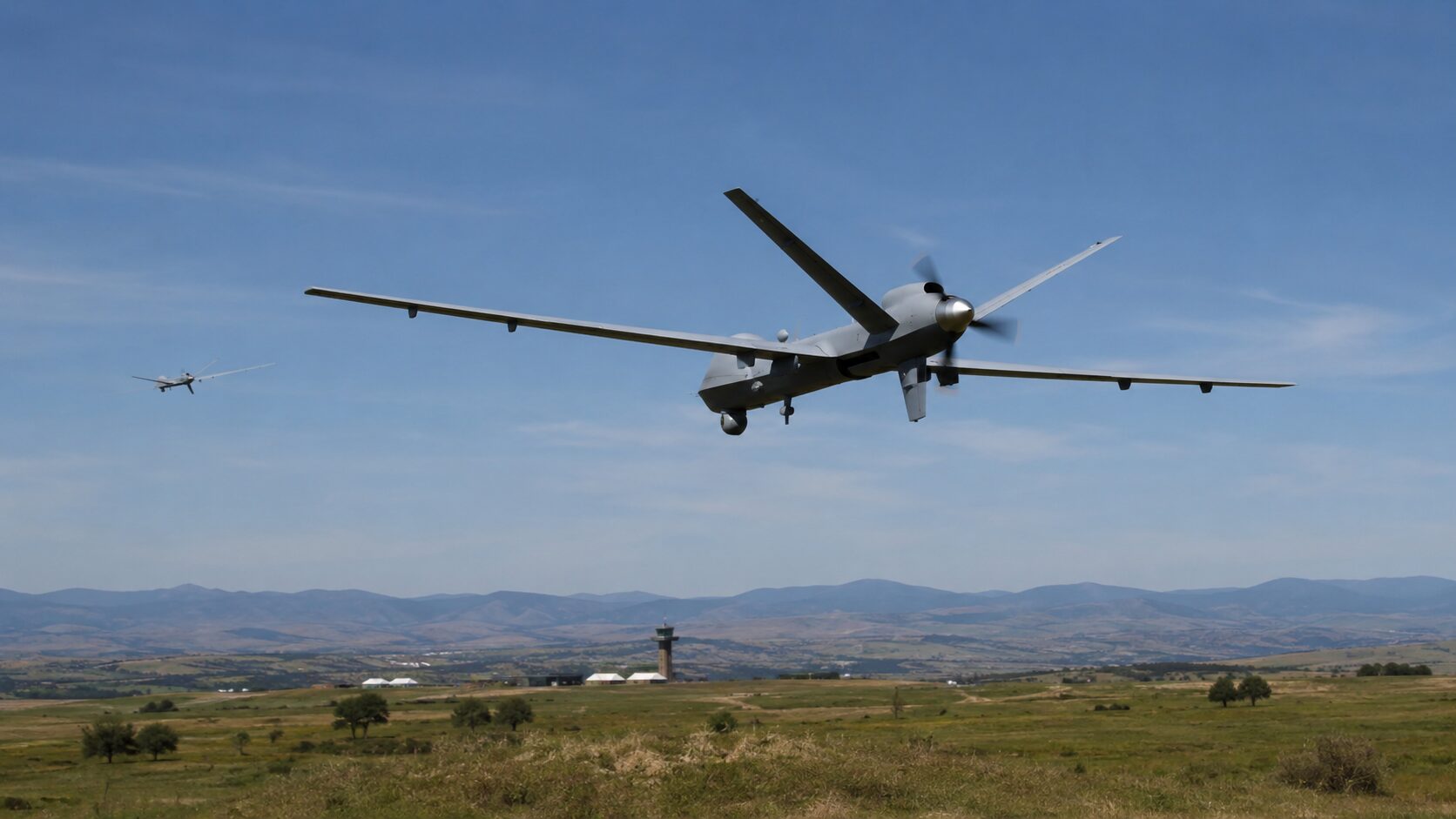Droni militari in volo su un'area addestrativa collinare