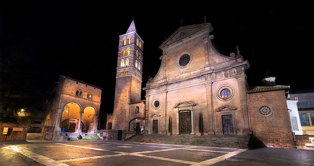 Piazza San Lorenzo e il Duomo di Viterbo di notte, completamente deserti