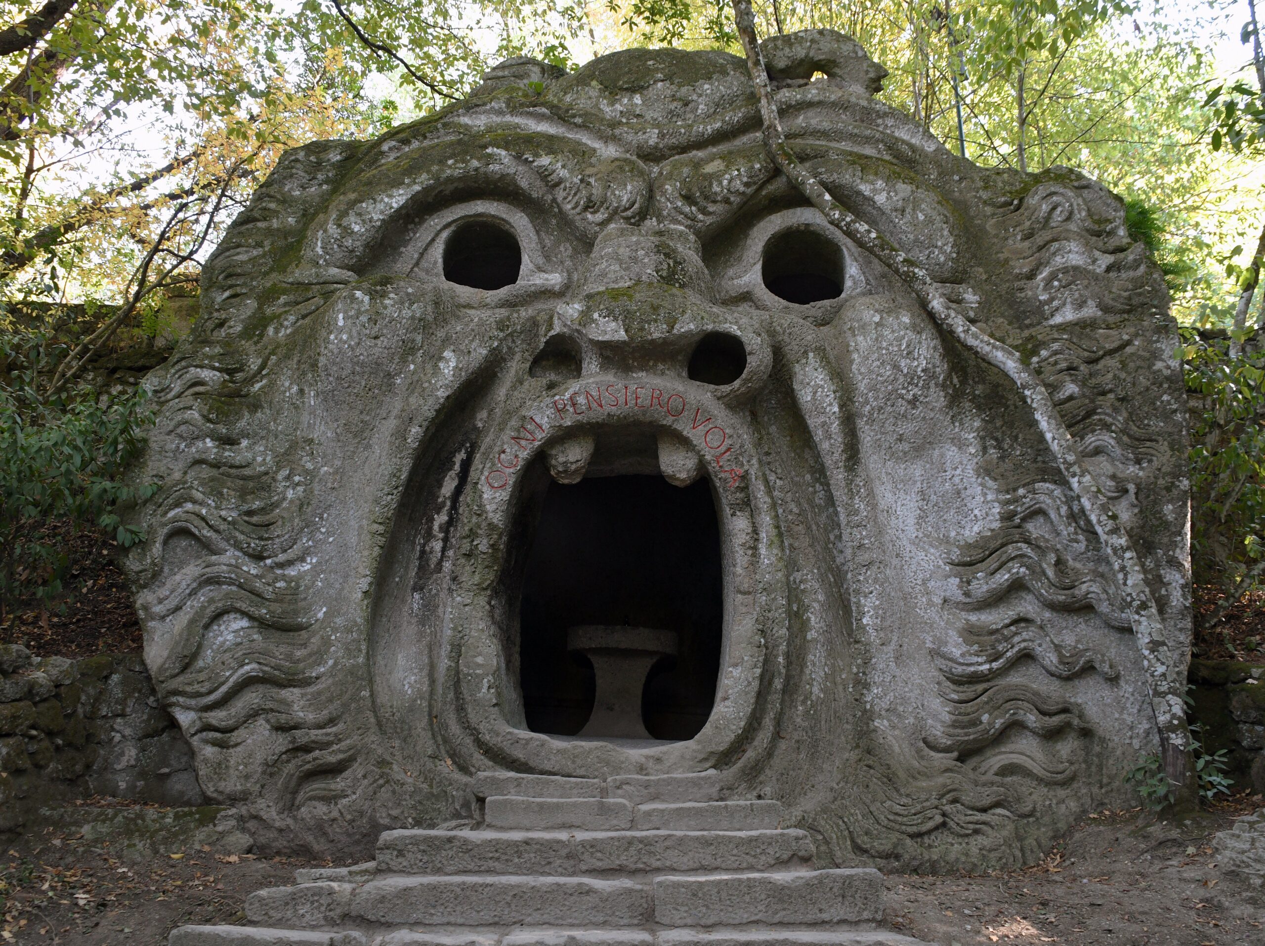 L'Orco del Sacro Bosco di Bomarzo, volto di pietra scolpito nella roccia