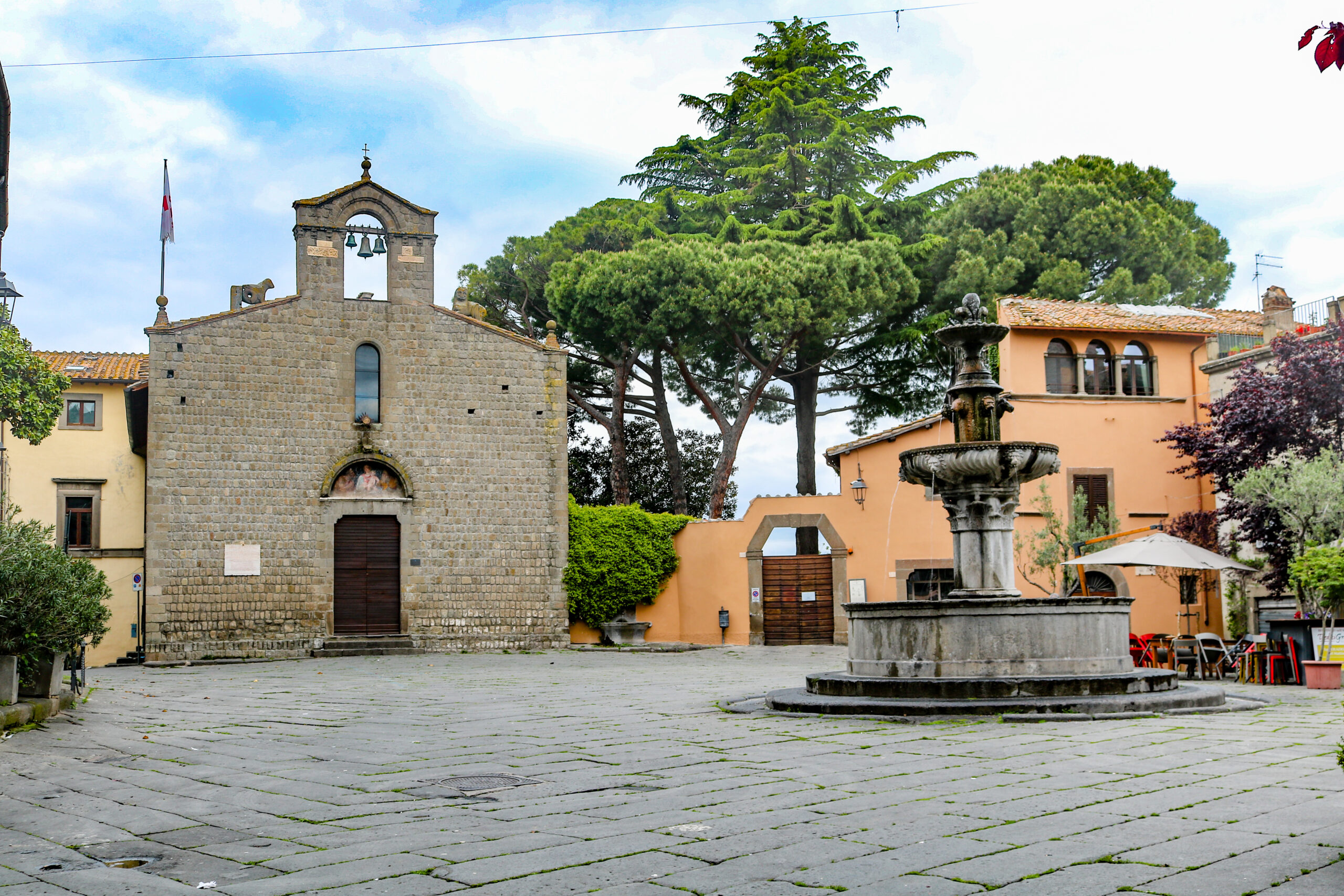 Una fontana storica in pietra in una piazza del centro di Viterbo