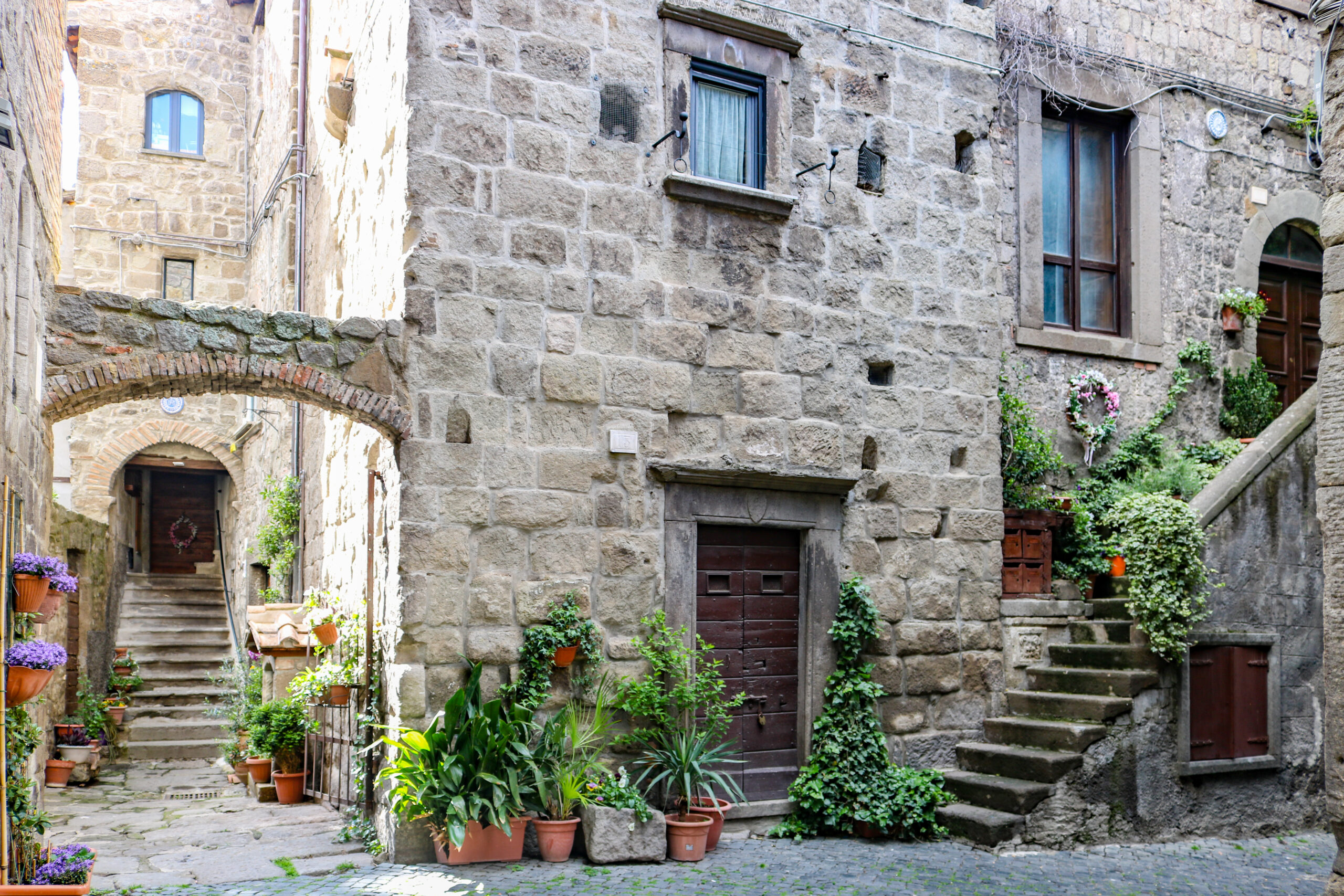 Un vicolo del quartiere medievale di San Pellegrino a Viterbo, con arco e scala esterna