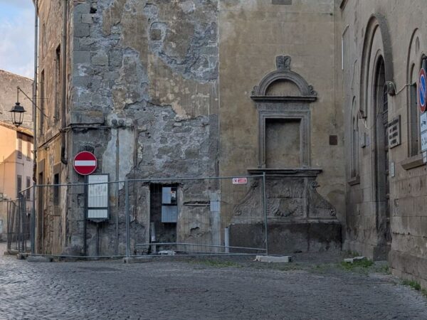 La Fontana del cardinale Piccolomini, transennata accanto al Palazzo Donna Olimpia