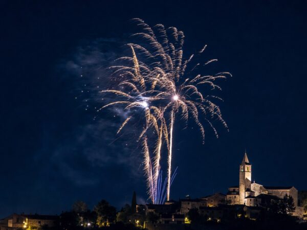 Vallerano, l’Enpa diffida il Comune: «Sospendere subito i fuochi d’artificio»