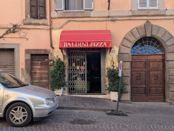 Viterbo saluta “Giggi”, per quattro generazioni il re degli hot dog di via Cairoli