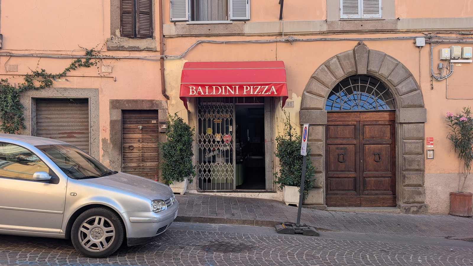 La vetrina di Baldini Pizza in via Cairoli a Viterbo