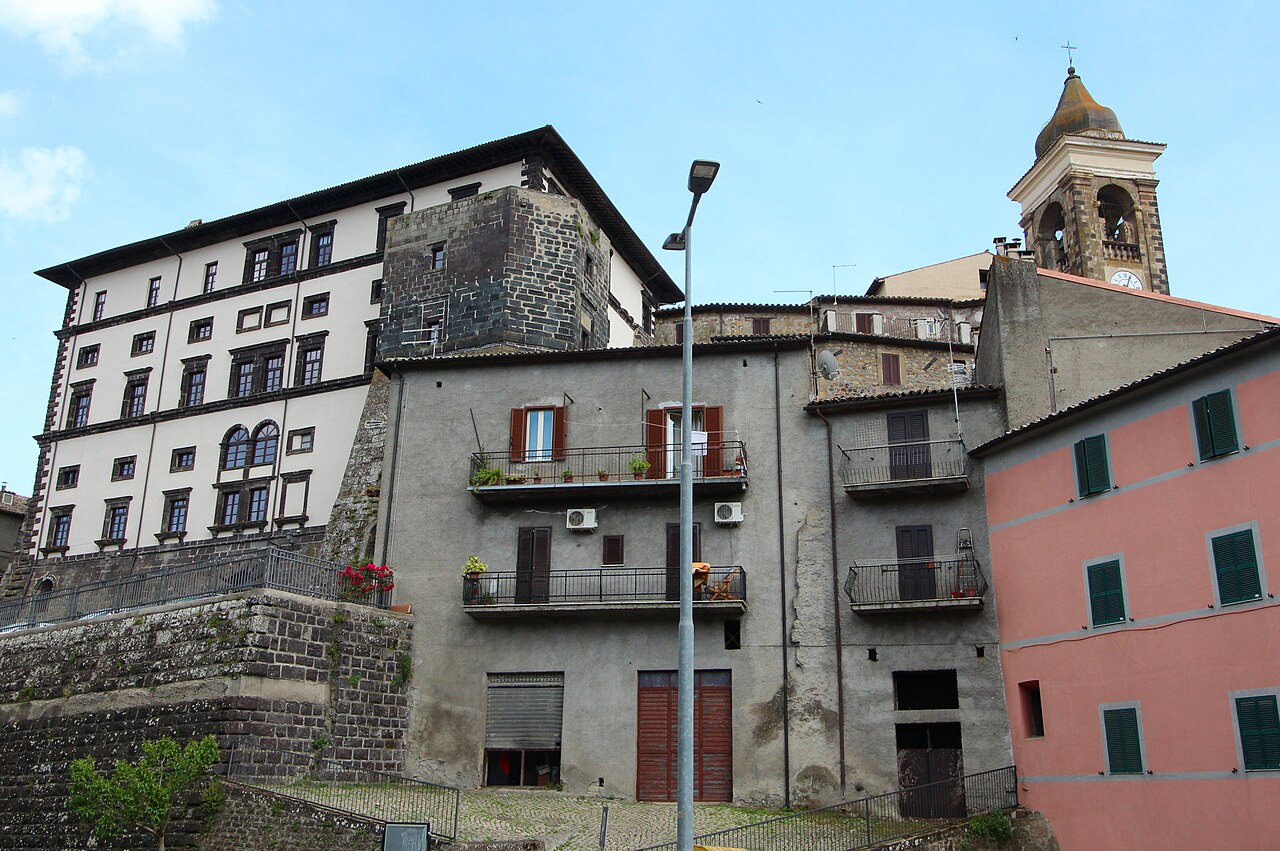 Gradoli, centro storico con il palazzo e il campanile