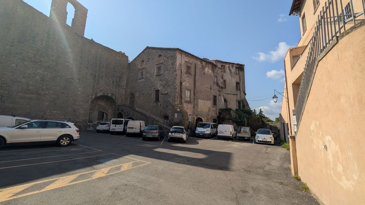 L'ex Istituto San Giuseppe accanto a Porta San Leonardo, nel parcheggio delle Fortezze, con parte dell'edificio transennata
