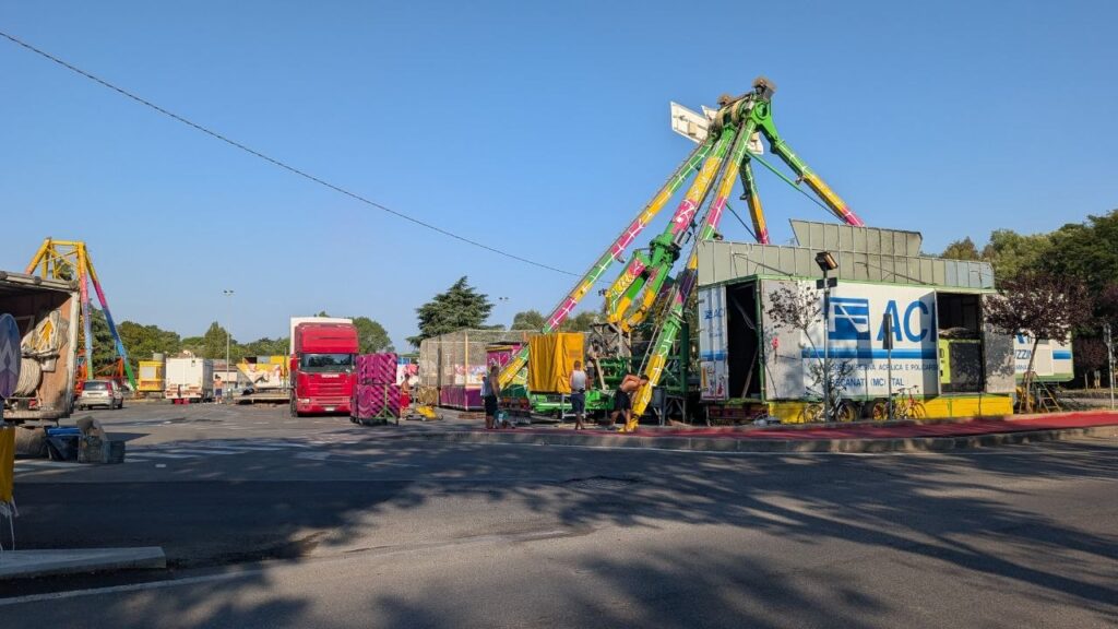 Montaggio delle giostre del luna park nel parcheggio fuori le mura per Santa Rosa 2026