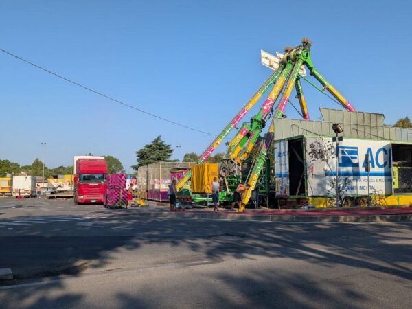 Il luna park di Santa Rosa nel parcheggio fuori le mura: la scelta giusta?