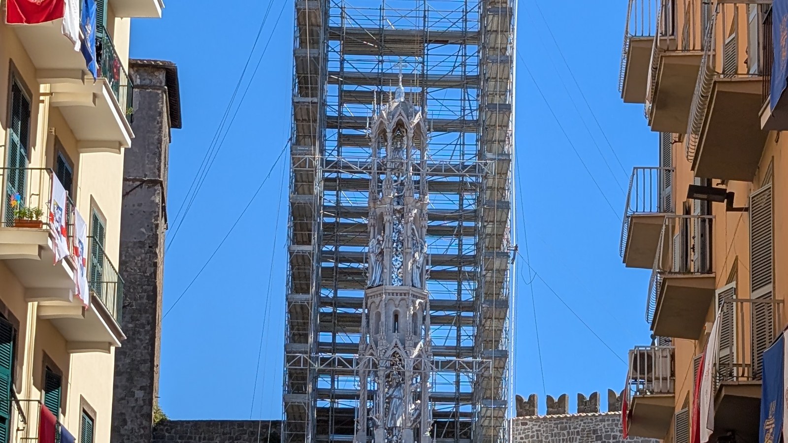 La Macchina di Santa Rosa dentro il ponteggio di allestimento, con i drappi ai balconi e le mura sullo sfondo