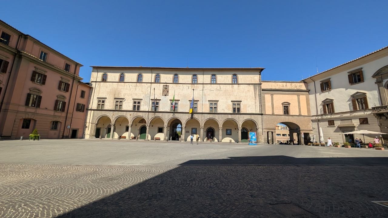 Facciata di Palazzo dei Priori su piazza del Plebiscito a Viterbo