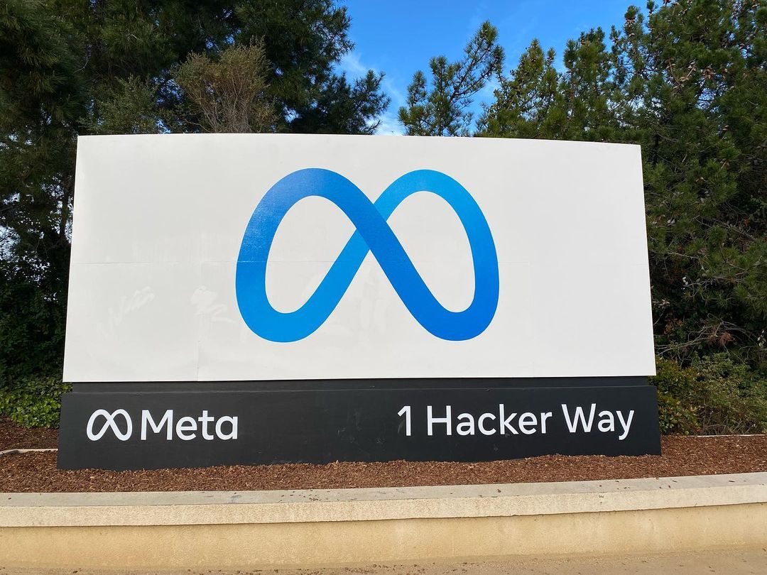 Insegna della sede di Meta a Menlo Park, con il logo aziendale