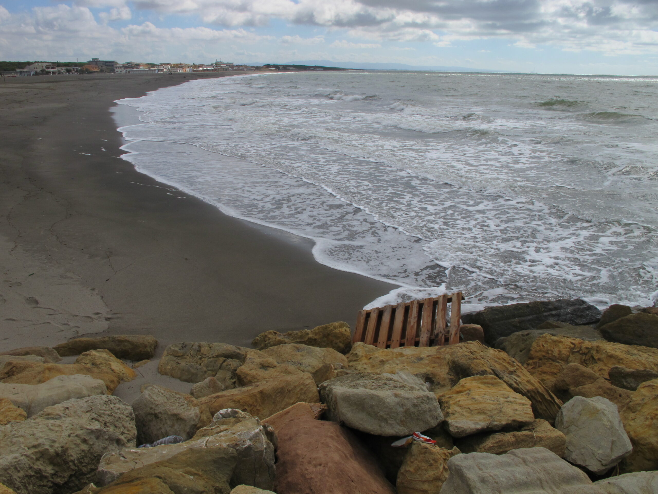 Spiaggia a Montalto Marina. Foto: Kritzolina, CC BY-SA 4.0, via Wikimedia Commons