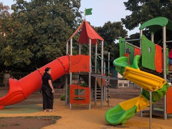Il parco di via dei Bersaglieri, al Carmine, è tornato un luogo di incontro per grandi e piccoli