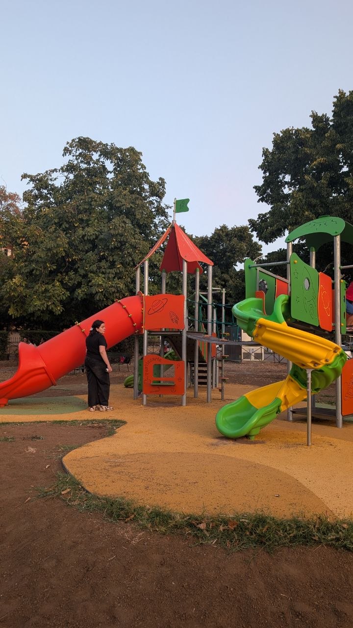 Il parco giochi di via dei Bersaglieri al Carmine, con famiglie tra gli scivoli