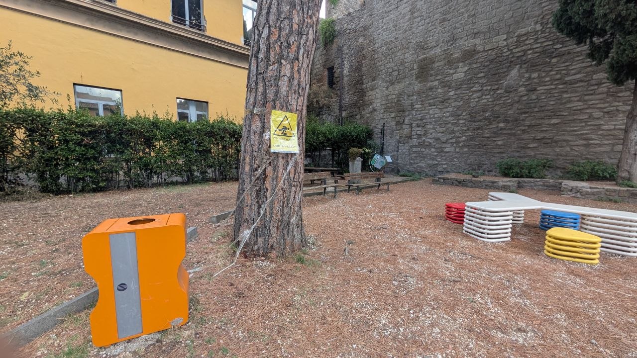 Cartello di pericolo d'inciampo, radici affioranti