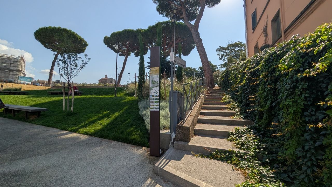 Il tabellone della Passeggiata delle Mura e la scalinata verso il quartiere