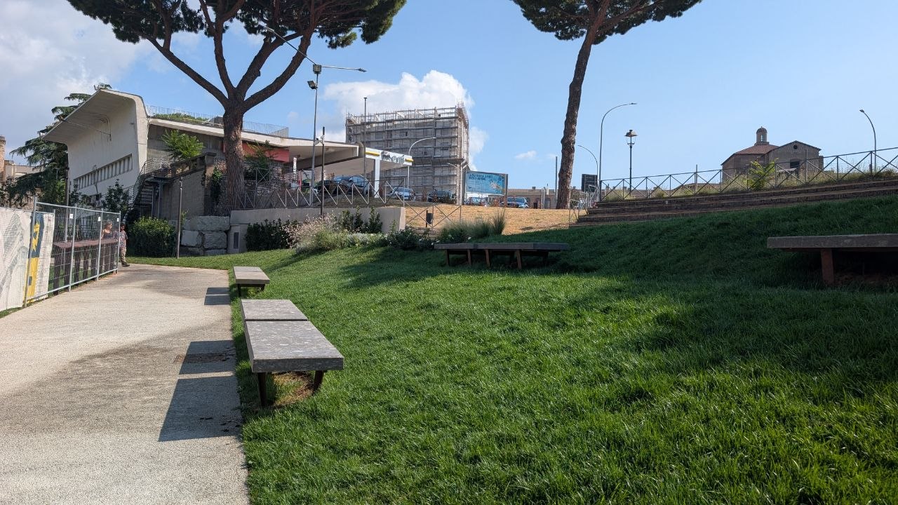 Il prato terrazzato con le panchine, vicino al nuovo spazio verde