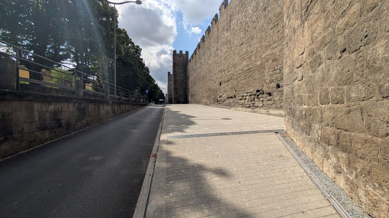 Un tratto della passeggiata lungo le mura, tutto lastricato e asfalto: nessun albero né pianta lungo il percorso