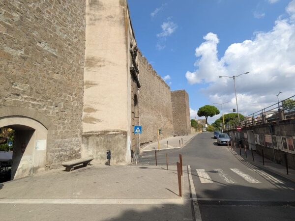 La passeggiata delle mura tra Porta della Verità e Porta Romana, senza ombra e con l’arredo che invecchia
