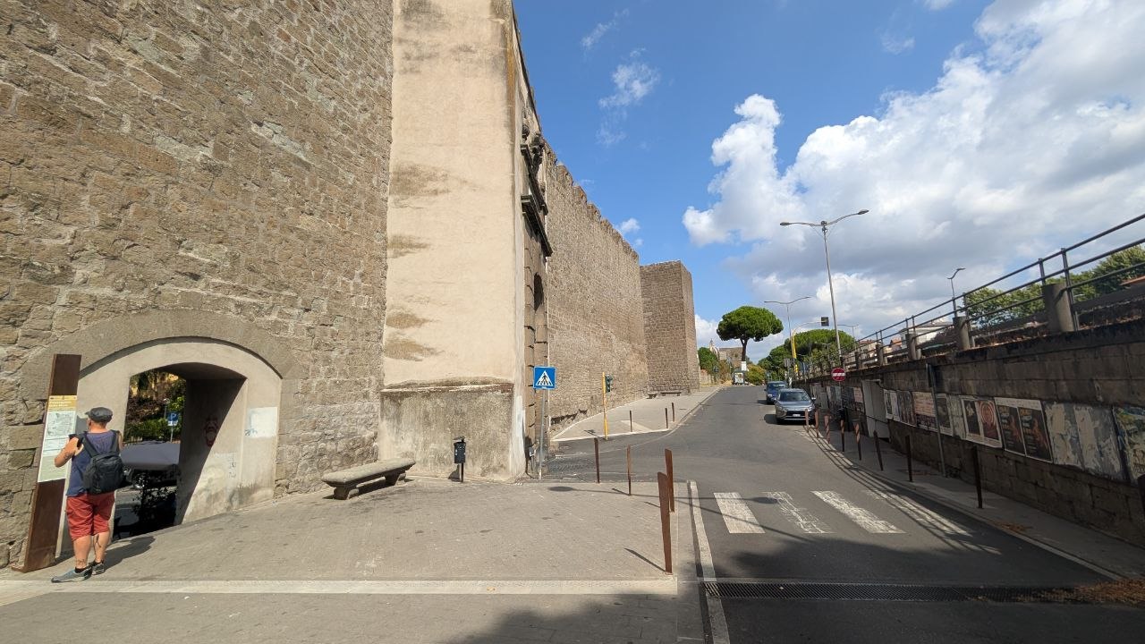 Il percorso pedonale lungo le mura tra Porta della Verità e Porta Romana, quasi privo di ombra